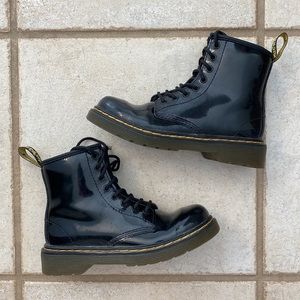 Kids Dr Martens - patent lace up boot